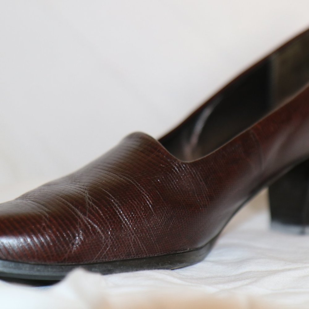 NATURALIZER BROWN MOCCASINS  SIZE 8 MADE IN CANADA USED